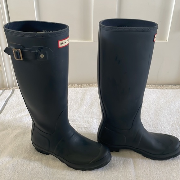 Tall navy Hunter rain boots - Picture 2 of 5
